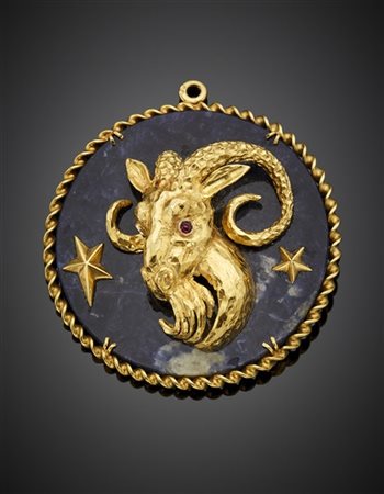 Pendente in oro giallo e sodalite con il segno zodiacale del capricorno, g 62,6