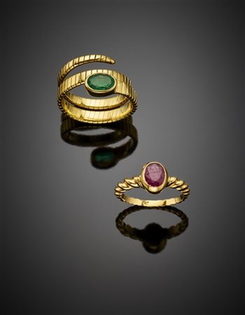 Lotto in oro giallo composto da un anello tubogas a serpente rifinito con uno s