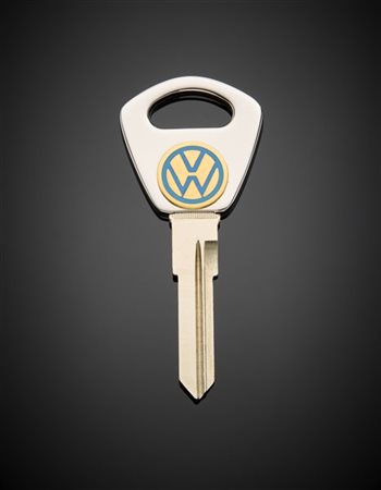 *Chiave in argento 925/1000 e metallo con logo VW in oro giallo e smalto, lordi