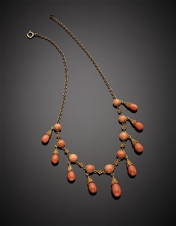 Collier in oro giallo 333/1000 rifinito al centro con nove pendenti a scalare i