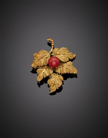 Spilla a foglia in oro giallo cesellato con boule di corallo rosso, g 7,16 circ