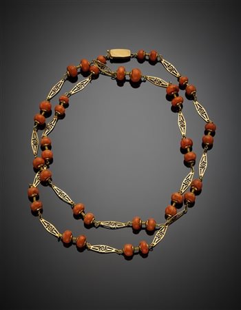 Lunga collana a losanghe in oro giallo e boule irregolari in corallo arancione
