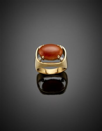 Anello in oro giallo 575/1000 con giadeite arancione cabochon e piccoli diamant