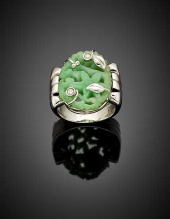 Anello in oro bianco rifinito con giadeite scolpita e due diamanti, g 12,42 cir
