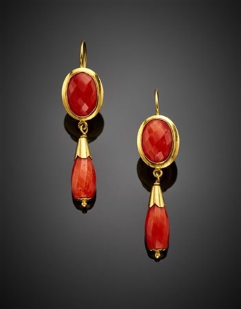 Orecchini pendenti in oro giallo e corallo arancione sfaccettato e briolette, g