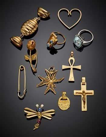 Lotto in oro giallo e bianco composto da una spilla libellula con gemme varie,