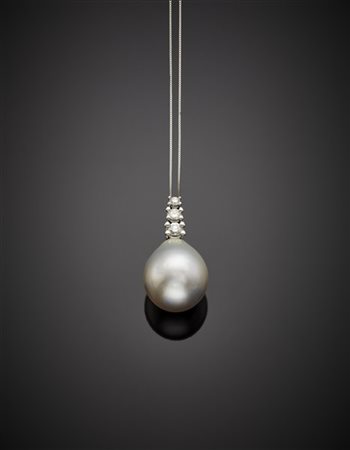 Pendente in oro bianco con perla a goccia di mm 16.80x16.60x19.70 circa e tre d