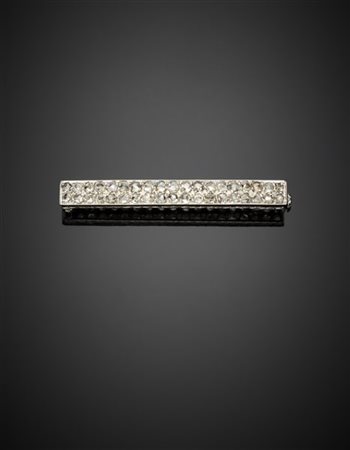 Spilla in oro bianco rifinita con diamanti mezza rosetta, g 4,24 circa, lungh.