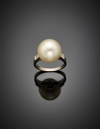Anello in oro bianco con perla coltivata di mm 14,20 circa e diamanti a baguett