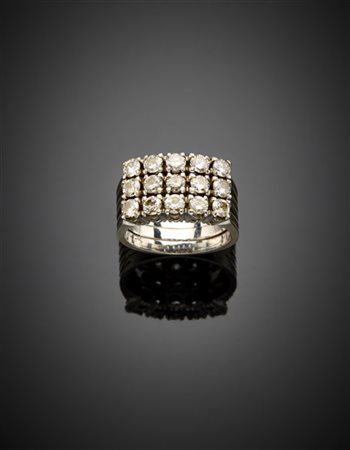 Anello in oro bianco e diamanti rotondi per complessivi ct. 1,50 circa, g 10,62