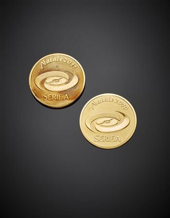 Lotto composto da una medaglia commemorativa in oro giallo satinato "SERIA A -