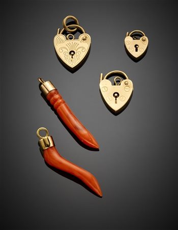 Lotto in oro 333/1000 e 750/1000 composto da tre pendenti a lucchetto e due por