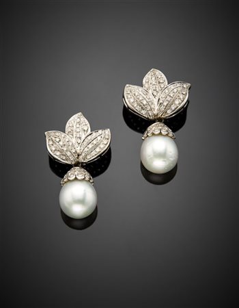 Orecchini a foglia in oro bianco con diamanti e due perle a goccia South sea di