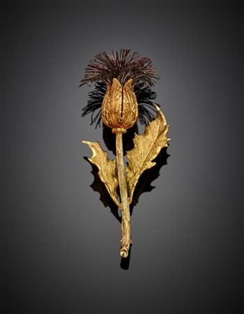 TAGLIABUE
Broche a guisa di cardo in oro giallo cesellato e argento rifinito co