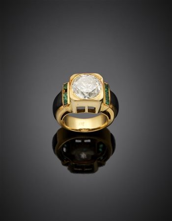 Anello in oro giallo con onice nel gambo, smeraldi carrè e pietra incolore, g 1