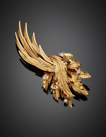 Spilla floreale in oro giallo in parte cesellato rifinita con diamanti, g 15,34