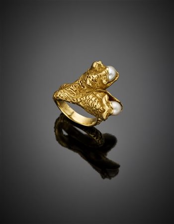 Anello in oro giallo con serpente a due teste che tengono una perla in bocca, g