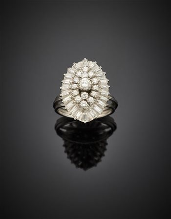 Anello in oro bianco con diamanti rotondi e baguette per complessivi ct. 1,60 c