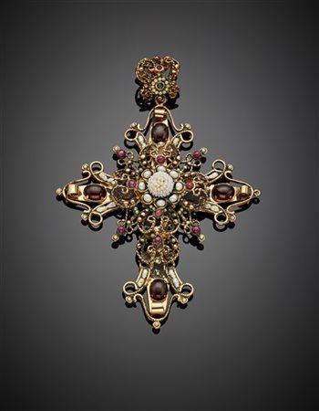 Pendente a croce in argento dorato con granati, rubini, paste vitree e microper