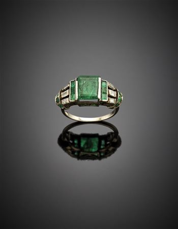 Anello in argento, diamanti e smeraldi, al centro uno smeraldo rettangolare di