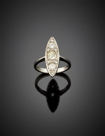 Anello a marquise in oro bianco con diamanti rotondi e old mine per complessivi