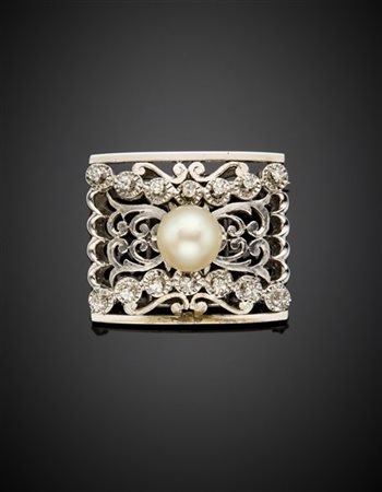 Chiusura/spilla in oro bianco, diamanti e perla di mm 8.00 circa, g 11,62 circa