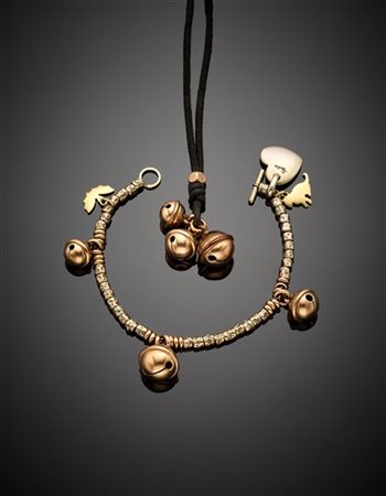 DODO POMELLATO
Lotto composto da un bracciale a campanellini in argento e oro r