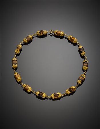 Collana a barilotti di occhio di tigre tenuti da coppette a foglia in oro giall