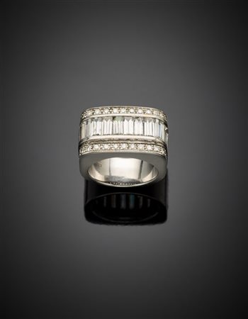 Anello in oro bianco con diamanti rotondi e baguette di pietre incolori, g 19 c