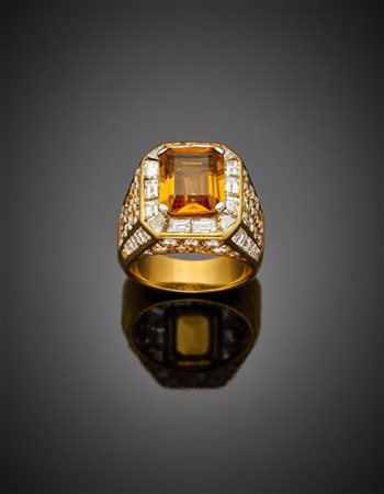 Anello in oro giallo con diamanti rotondi e calibré per complessivi ct. 3,20 ci