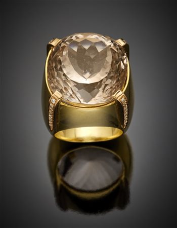 Anello in oro giallo con topazio rotondo di ct. 50 circa e diamanti, g 49,20 ci