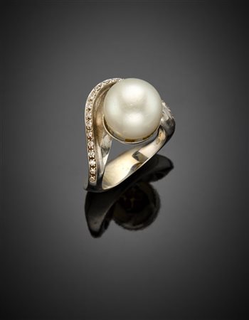 Anello in oro bianco e diamanti con perla South Sea di mm 12,90 circa, g 15,52