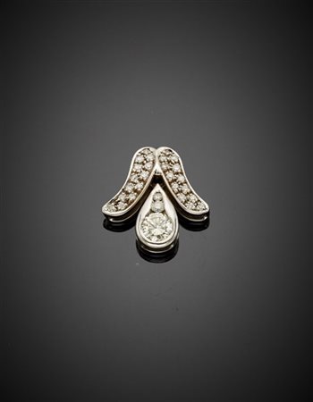 Pendente in oro bianco e diamanti rotondi per complessivi ct. 1,15 circa, g 5,7