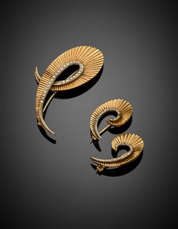 Tre spille in oro giallo, bianco e diamanti, una di cm 5,20 circa, le altre di