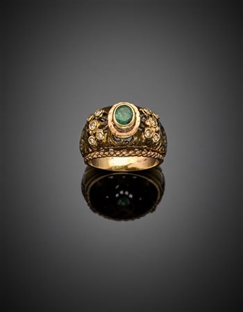 Anello in oro giallo 333/1000 e argento rifinito con diamanti e uno smeraldo ov