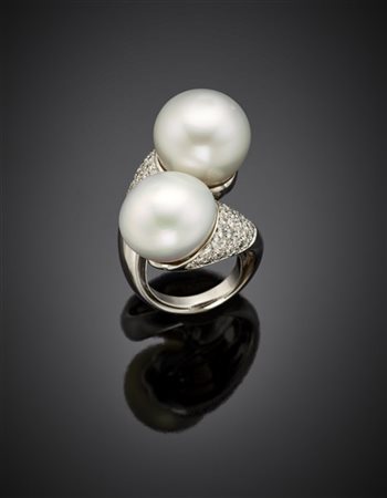 Anello in oro bianco con due perle coltivate South Sea di mm 15,25 circa e diam