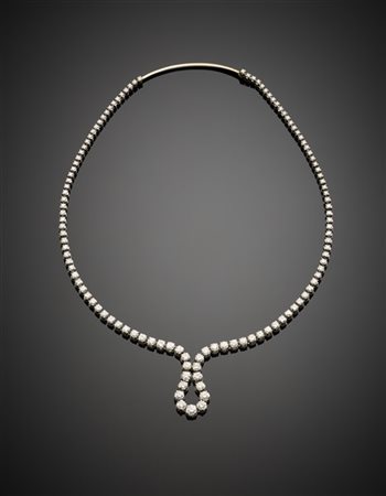 Collier a scalare in oro bianco e diamanti rotondi, al centro un occhiello, det
