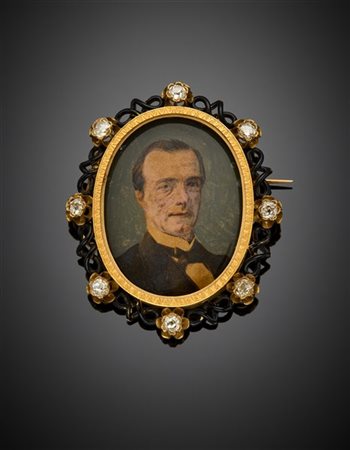 *Spilla portafoto in oro giallo, smalto e diamanti con miniatura, lordi g 21,02