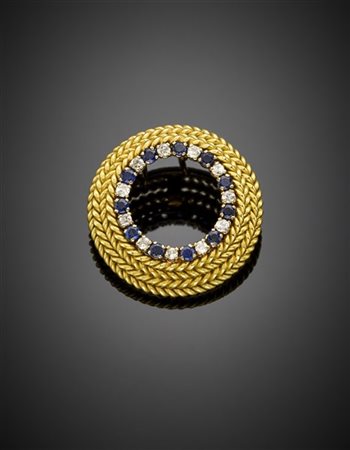 Pendente in oro giallo con lavorazione a fune rifinito con diamanti e zaffiri,