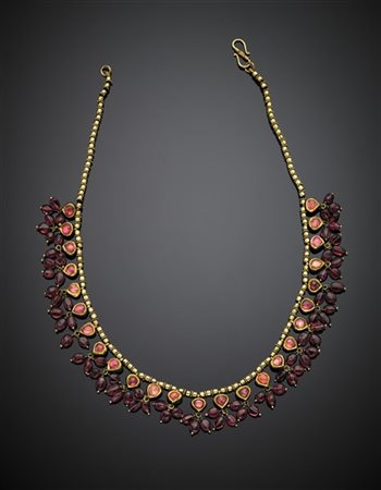 Collier in oro giallo con frangia di gemme rosa montate a notte e boules di spi