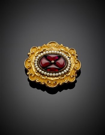 Spilla in oro giallo 750/1000, 333/1000 sbalzato e cesellato e argento rifinita