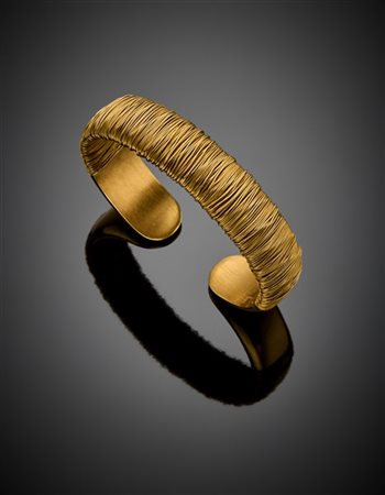 *Bracciale rigido alla schiava in oro giallo in parte satinato rifinito con fil