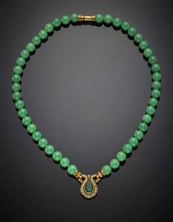 Collier con boules in quarzo microcristallino verde e centrale in oro giallo, d