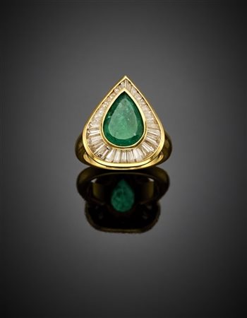 Anello in oro giallo con diamanti tapered per complessivi ct. 2,00 circa a cont