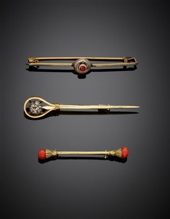 Lotto composto da due spille in oro giallo, argento, corallo e diamanti a mezza