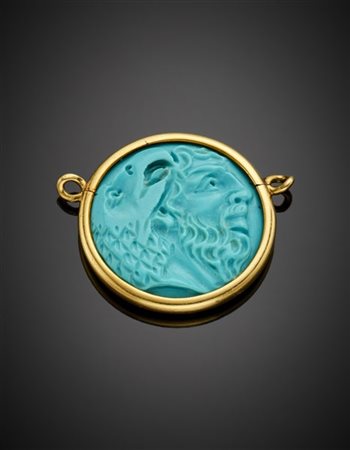 Centrale in oro giallo e pasta di turchese scolpita da entrambi i lati, g 7,29