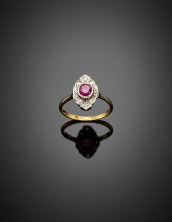 Anello in oro giallo e bianco con rubino di ct. 0,50 circa e diamanti a rifinir