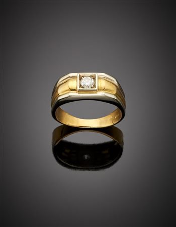 Anello in oro giallo e bianco con diamante di ct. 0,20 circa, g 8,80 circa misu