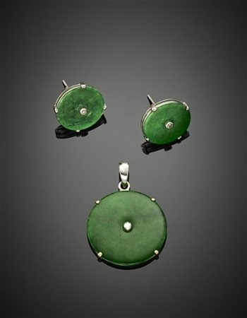 Lotto in oro bianco 333/1000 e giadeite tinta composto da un pendente di cm 2,7