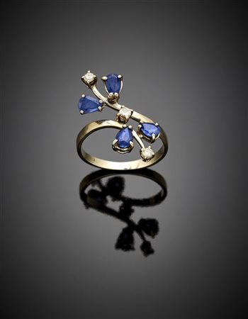 Anello in oro bianco con quattro zaffiri a goccia e tre piccoli diamanti, g 3,7